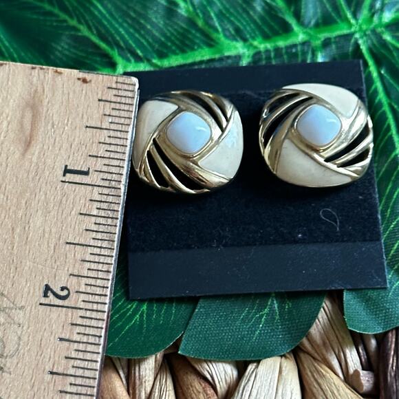 BOGO FREE VINTAGE STUD GLAMOUR EARRINGS - Picture 3 of 4